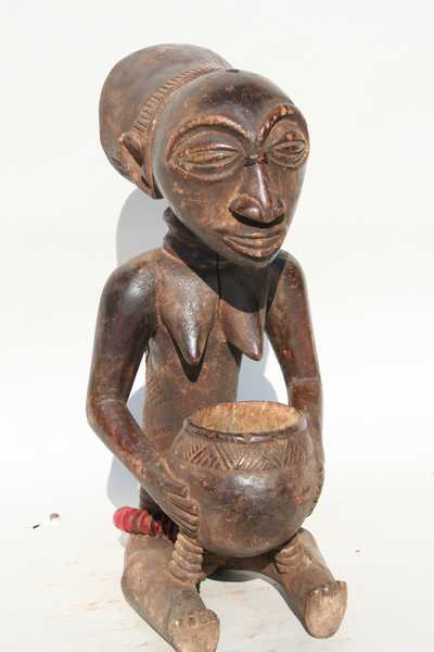 Luba(porteuse de coupe), d`afrique : Rép.démoncratique du Congo., statuette Luba(porteuse de coupe), masque ancien africain Luba(porteuse de coupe), art du Rép.démoncratique du Congo. - Art Africain, collection privées Belgique. Statue africaine de la tribu des Luba(porteuse de coupe), provenant du Rép.démoncratique du Congo., 1339/5288.Belle statue Luba:porteuse de coupe.Ce sont des statues anthropomorphes utilisées par les médiums pour influencer magiquement le cours des choses.La porteuse de coupe représente le devin portant le mboko(calabasse)dans laquelle résident leurs esprits.Ainsi elles peuvent guérir,protéger une famille où un village contre le malheur. Elle joue aussi un rôle divinatoire,le devin faisant parler la statue par un ventriloque. Belle statue représentant une femme assise tenant dans ses mains un récipiant(une calabasse)où l